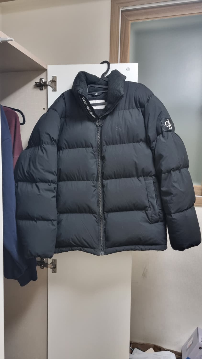 캘빈클라인 블랙 레귤러핏 카라 숏 다운 푸퍼 재킷 패딩 L J323229 상품이미지2