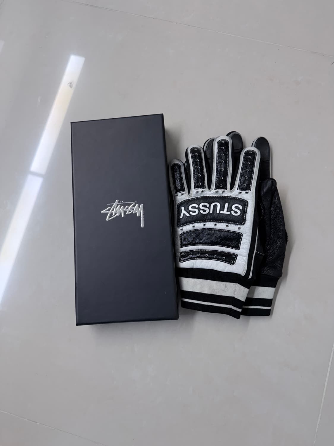 스투시 레더 바이크 글러브 블랙 화이트 상품이미지1