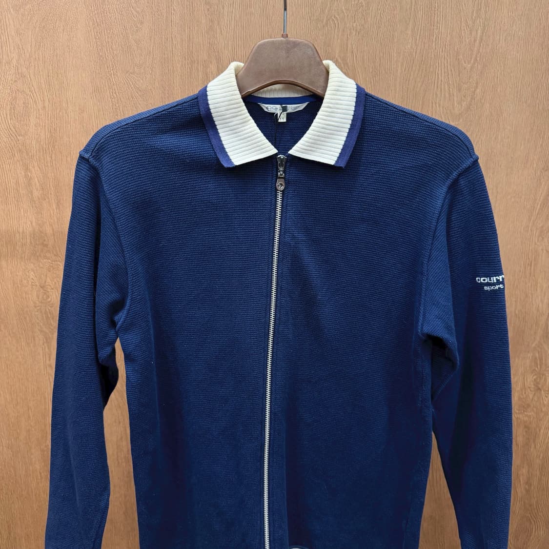 꾸레쥬 스포츠 퓨처 니트 집업 가디건 배색 카라 슬리브 로고 자수 네이비 상품이미지4