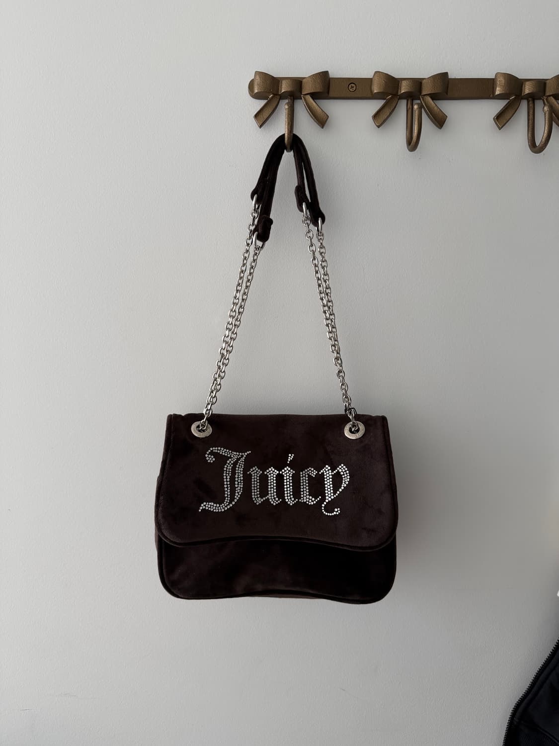 쥬시꾸뛰르 벨벳 스톤 체인 숄더백/크로스백 브라운 상품이미지1