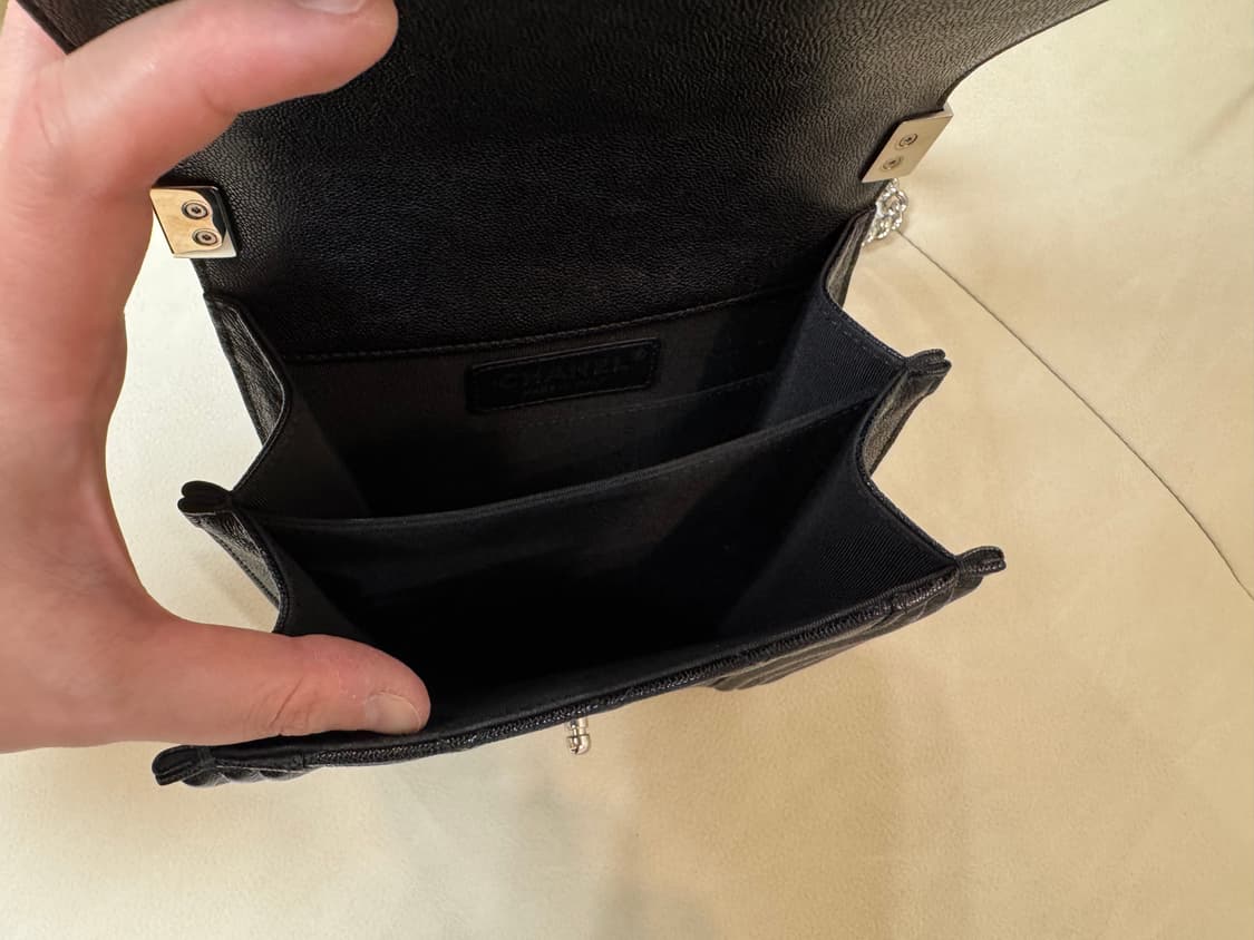 샤넬 보이 버티컬 플랩백 사첼백 캐비어 은장 29번대 상품이미지9