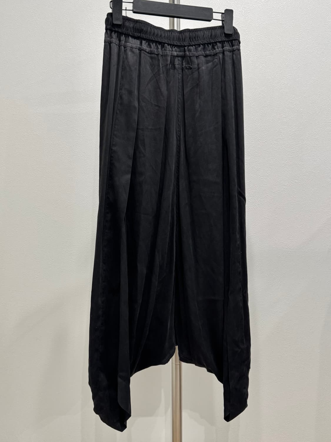 율리우스 25ss 실크 트위스티드 사루엘 팬츠 상품이미지7
