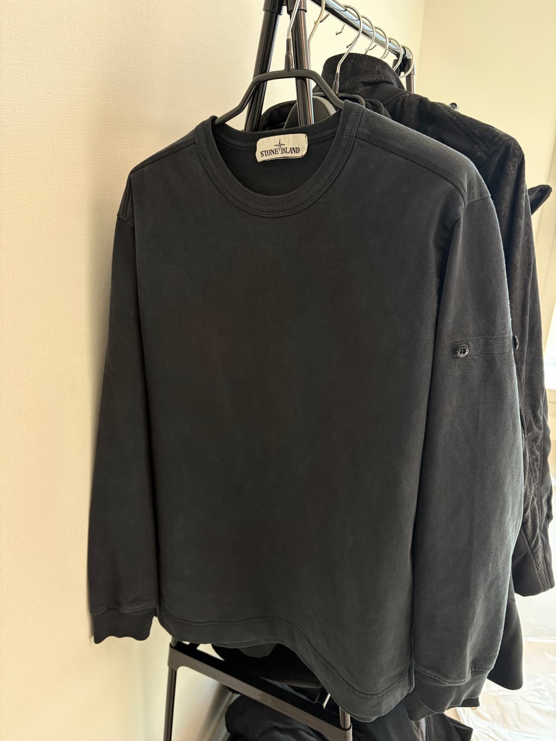 스톤아일랜드 블랙 롱슬리브 맨투맨 상품이미지1