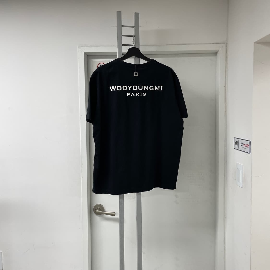 우영미 백로고 반팔 티셔츠 블랙 48 상품이미지1