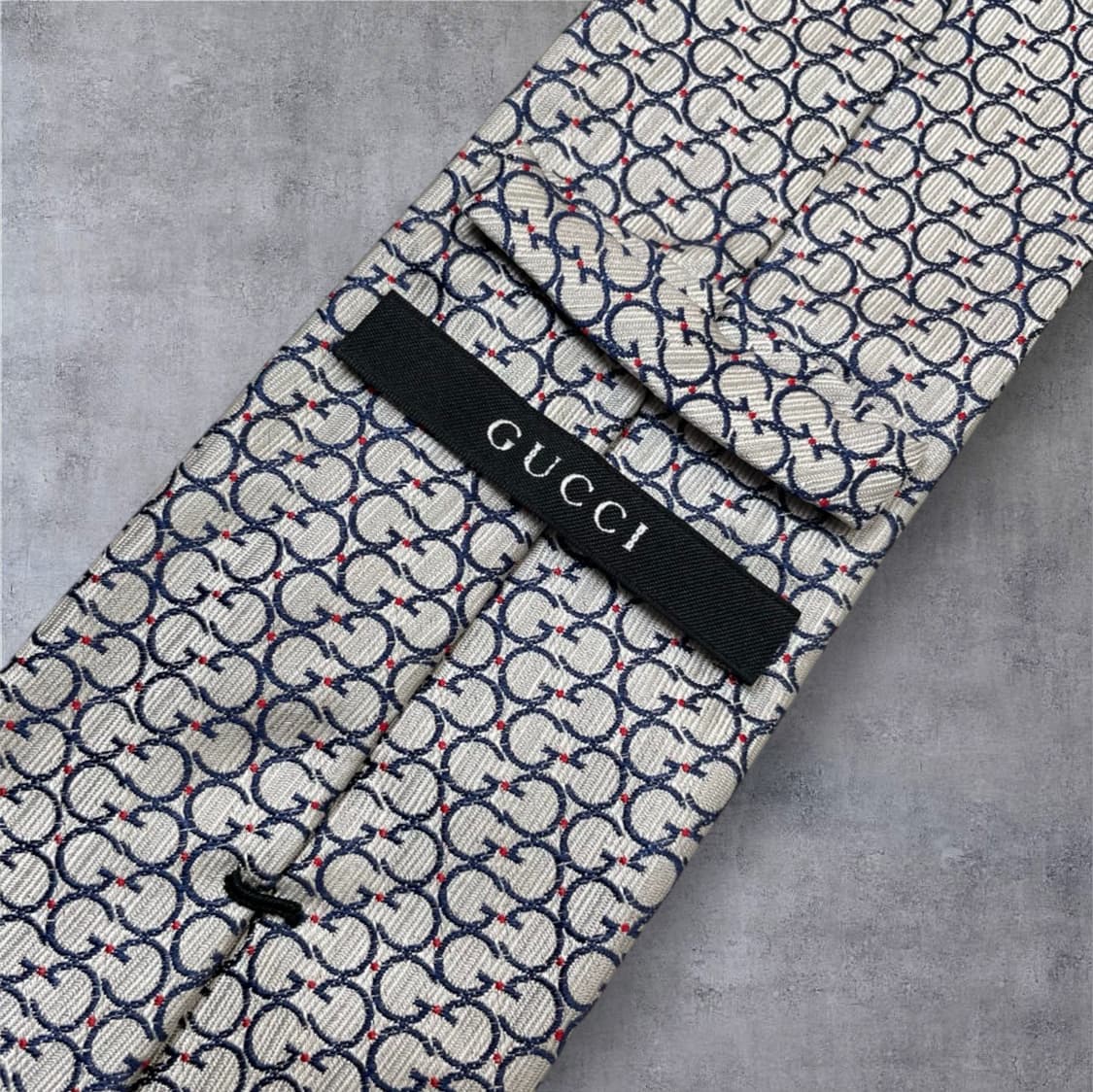 구찌 Gucci 라이트그레이 인터로킹 G 패턴 실크 넥타이 상품이미지3