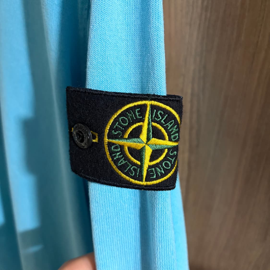 새상품(M)스톤아일랜드 와펜 로고 스웨트 니트 스카이블루 상품이미지3