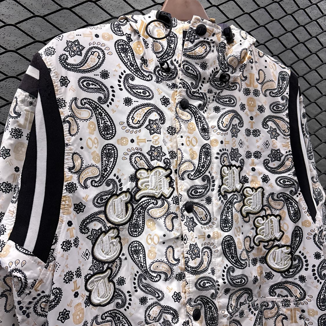 테크나인 페이즐리 올오버 패턴 보드자켓 크루패치 디테일 화이트 상품이미지4