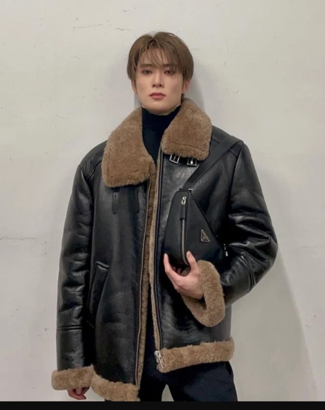 프라다 더블스트랩 넥 스틸 사피아노 삼각로고 무스탕 레더 자켓 상품이미지1