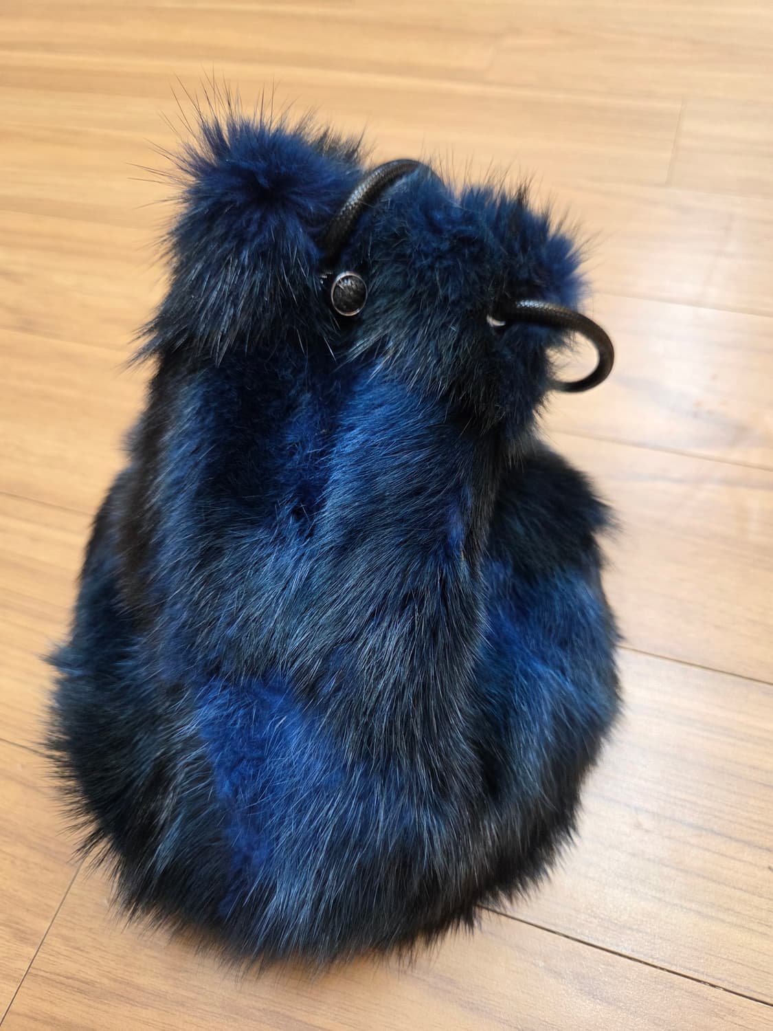 파란색과 검은색 털이 섞여 오묘한 색감을 내는 폭스 퍼 복주머니 가방입니 상품이미지1
