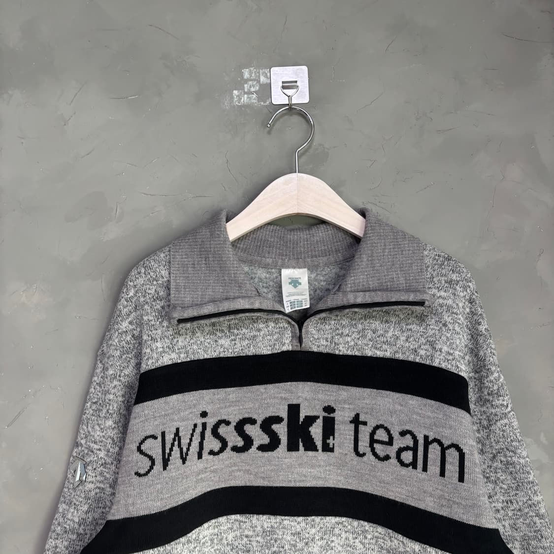 데상트 스위스 스키팀 니트 반집업 그레이 상품이미지2