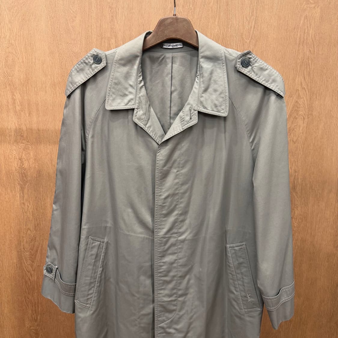 입생로랑 트렌치 코트 히든 버튼업 견장 백 슬릿 디테일 레귤러핏 그레이 상품이미지4