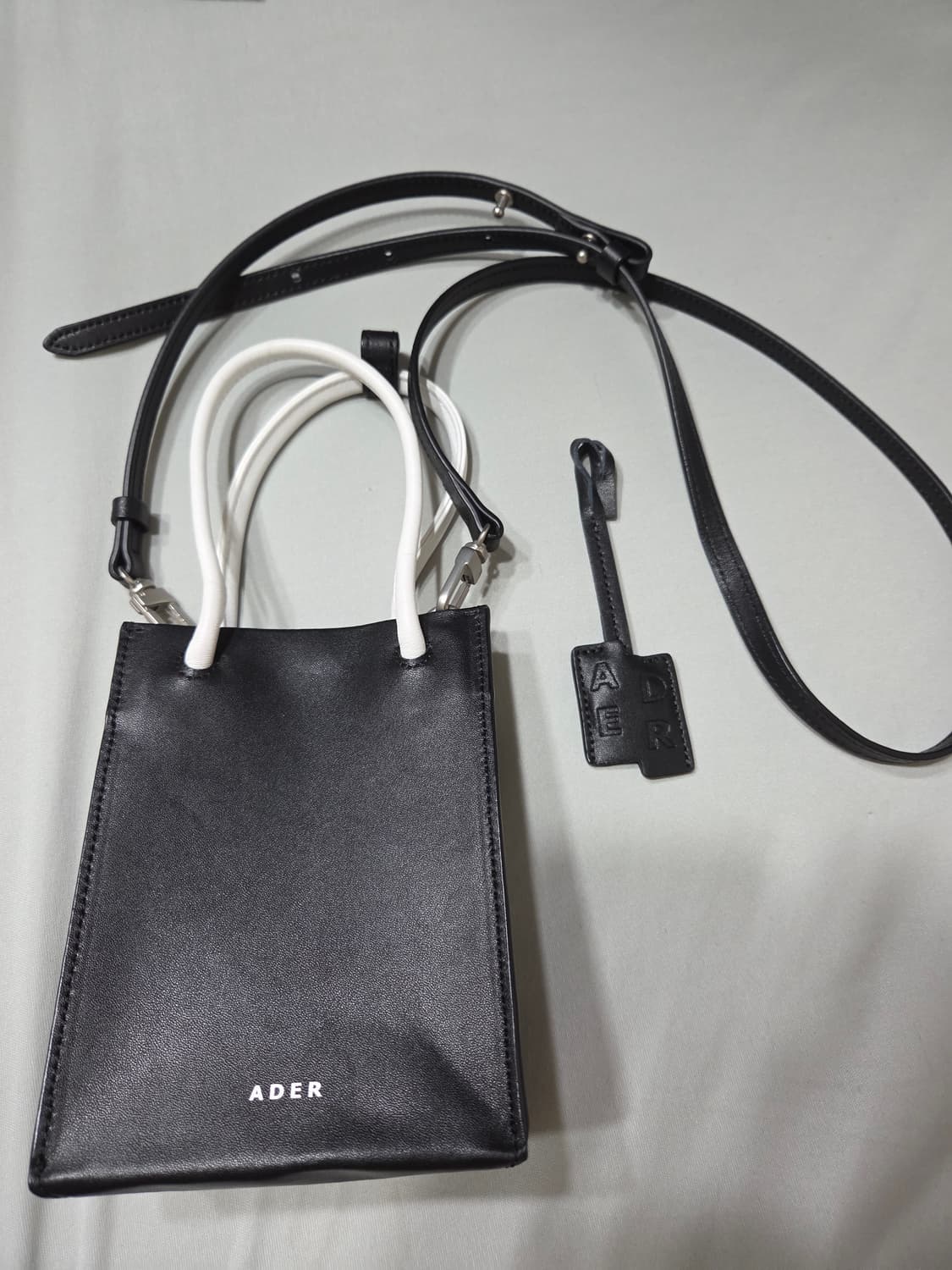 아더에러 스몰 쇼퍼백 느와르 (가죽) 상품이미지3