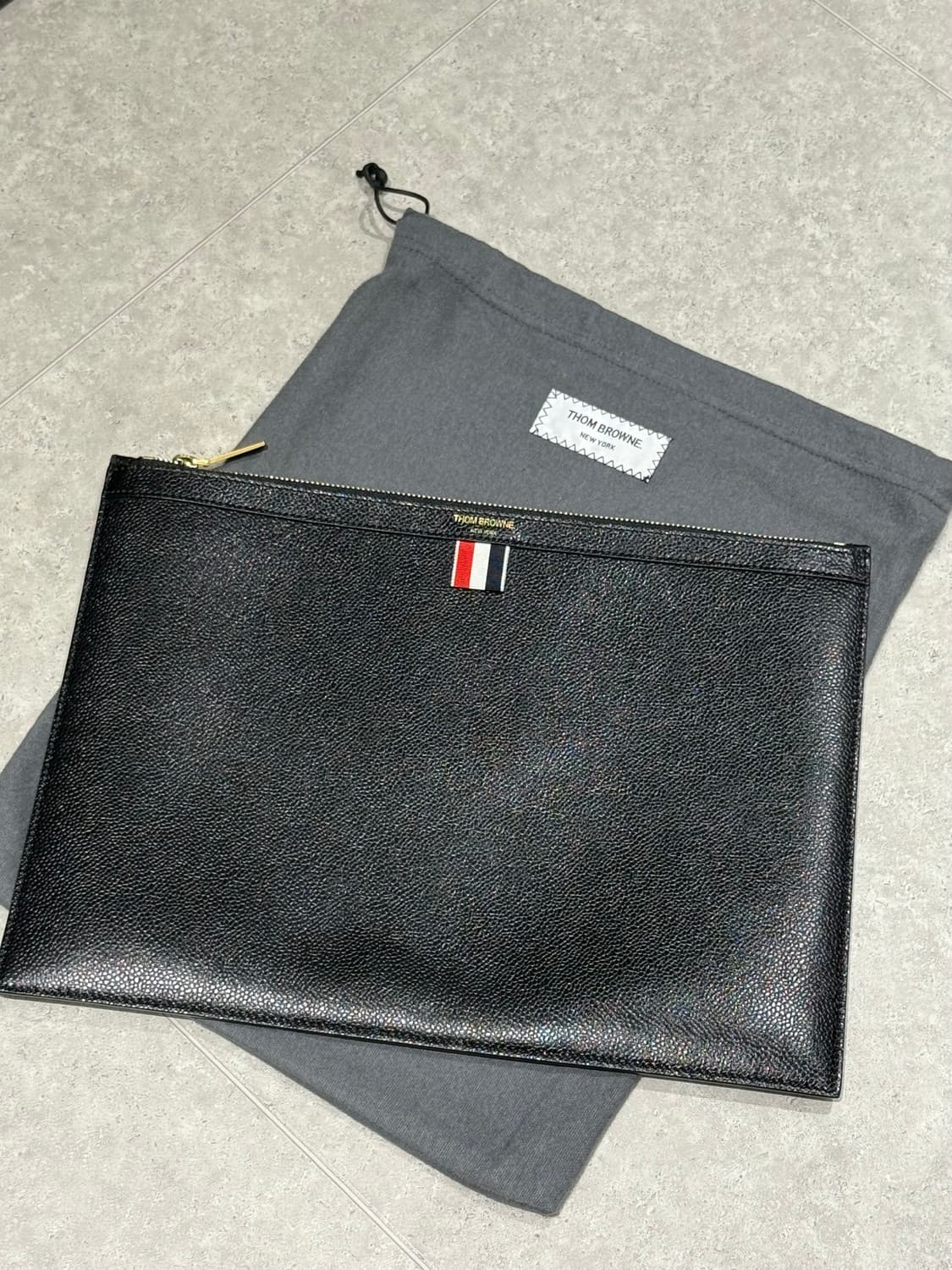 톰브라운 미듐 클러치 상품이미지2