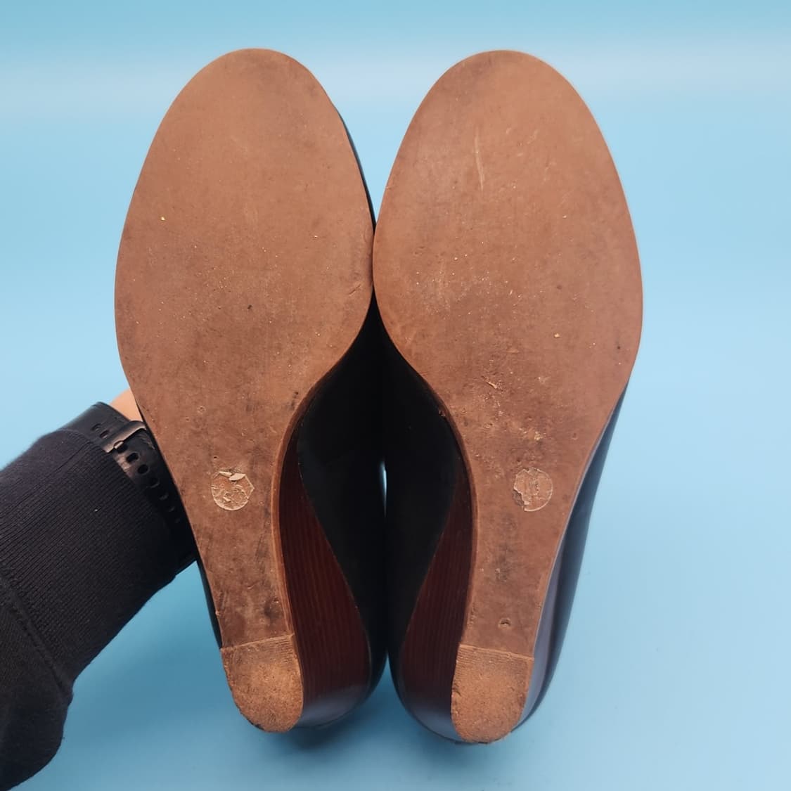 H 토리버치 블랙 골드 투톤 여성 웨지힐 6 230 굽6 상품이미지3