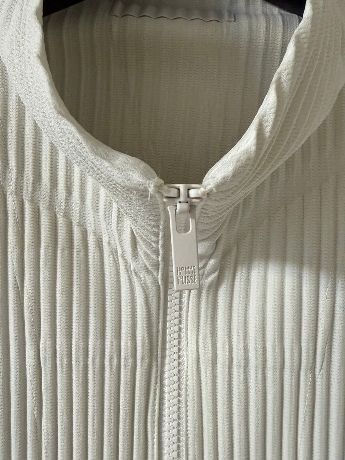 옴므플리세 하이넥 아이보리4 상품이미지3