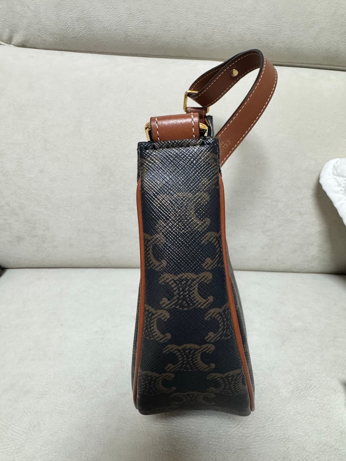 셀린느 트리옹프 미디움 아바백 탄 상품이미지4