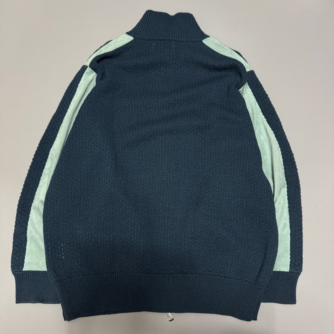 소어트(soerte) 네이비컬러 하이넥 도킹 드라이버 니트 집업 상품이미지5