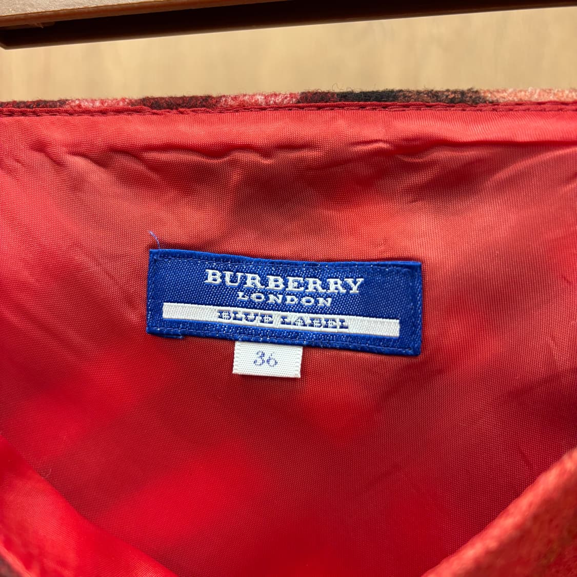 버버리 울 미디 스커트 체크 패턴 박스 플리츠 디테일 A라인 레드 상품이미지7