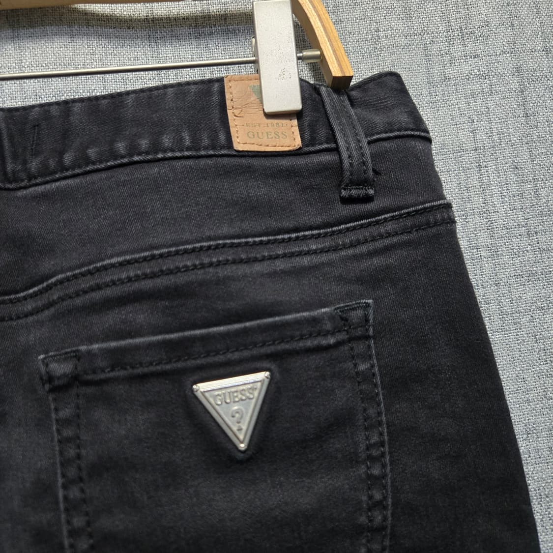 게스 블랙 데님 부츠컷 청바지  상품이미지3