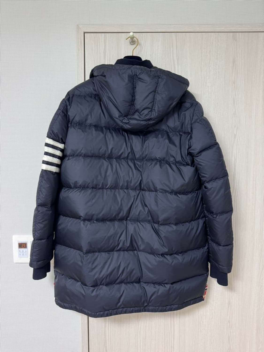 톰브라운 사선 남성패딩 상품이미지2