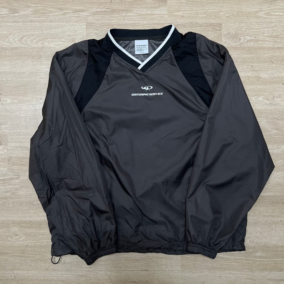 코드그라피 브이넥 로고 프린팅 풀오버 조거 웜업 [차콜] M/95 상품이미지1