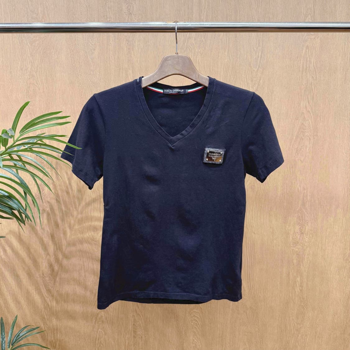 돌체앤가바나 브이넥 반팔 티셔츠 메탈 로고 패치 디테일 블랙 상품이미지1
