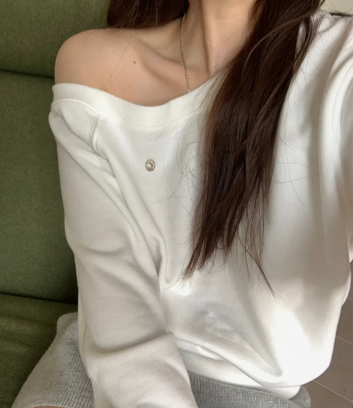 레터프롬문 오프숄더 스웻셔츠 상품이미지1