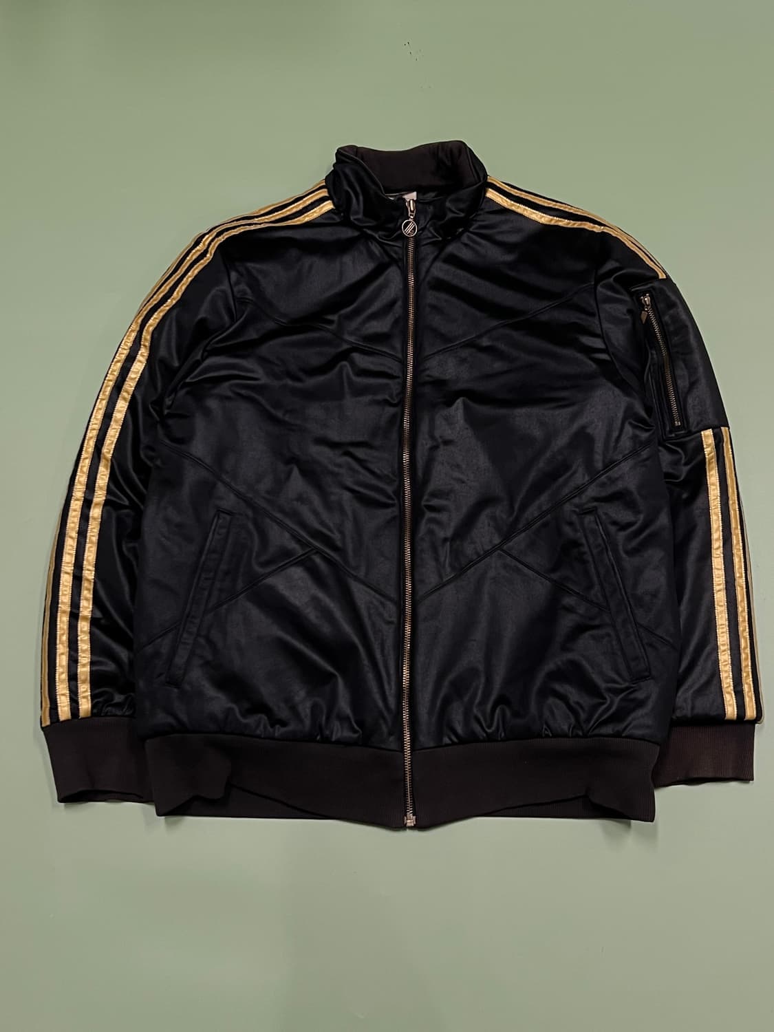 (M) 아디다스 올드스쿨 백로고 패딩 유광 점퍼 검/골 상품이미지2