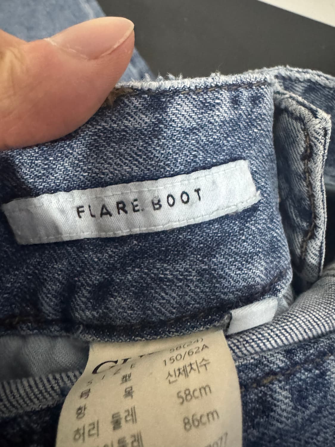 여성 게스 Guess 23년도 플레어 부츠컷 데님팬츠 22.8인치 상품이미지5