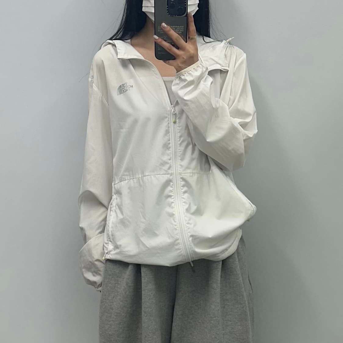 노스페이스 화이트 경량 바람막이 상품이미지1