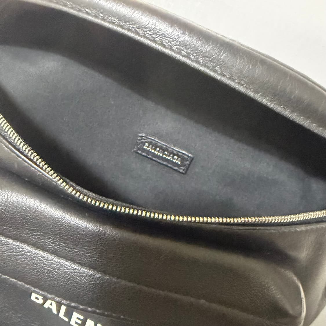 발렌시아가 에브리데이 카프스킨 벨트백 풀박 상품이미지5