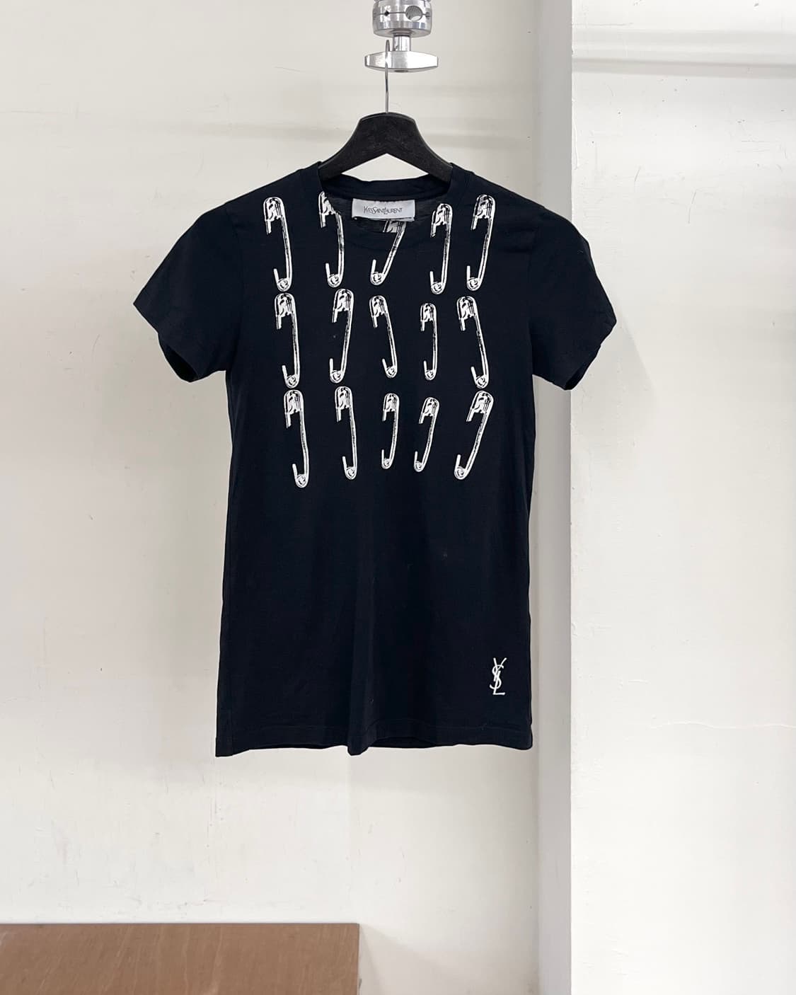 입생로랑 블랙 핀 프린트 코튼 하프티 상품이미지1