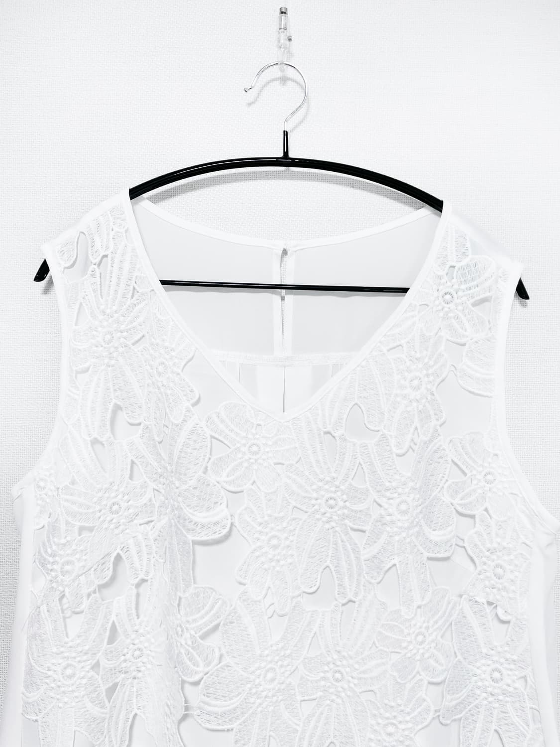 Floral Embroidery Sleeveless Top - White 상품이미지6