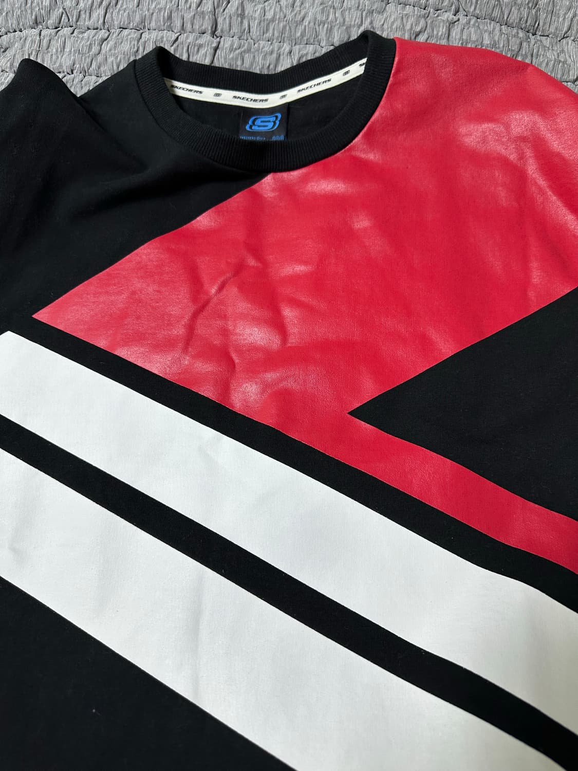 스케쳐스 블랙/레드 배색 맨투맨 티셔츠 상품이미지4