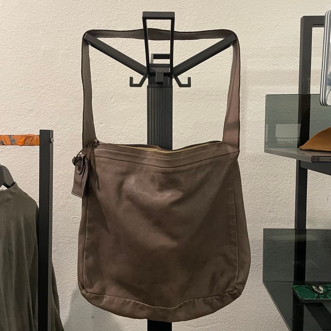 크리스찬포 레더 크로스백 상품이미지1