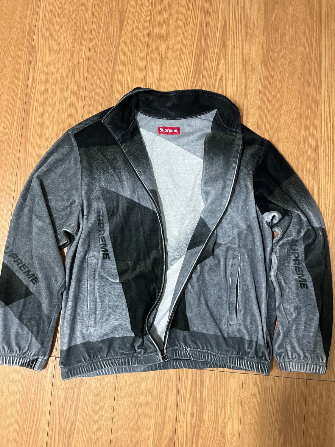 슈프림 지오 벨루어 트랙 자켓23ss제품 팝니다 상품이미지1