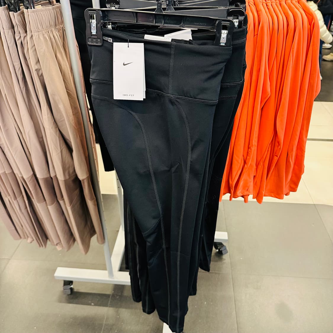 나이키 여성 레깅스 패스트 미드라이즈 7/8 타이즈 HV8556-010 상품이미지4