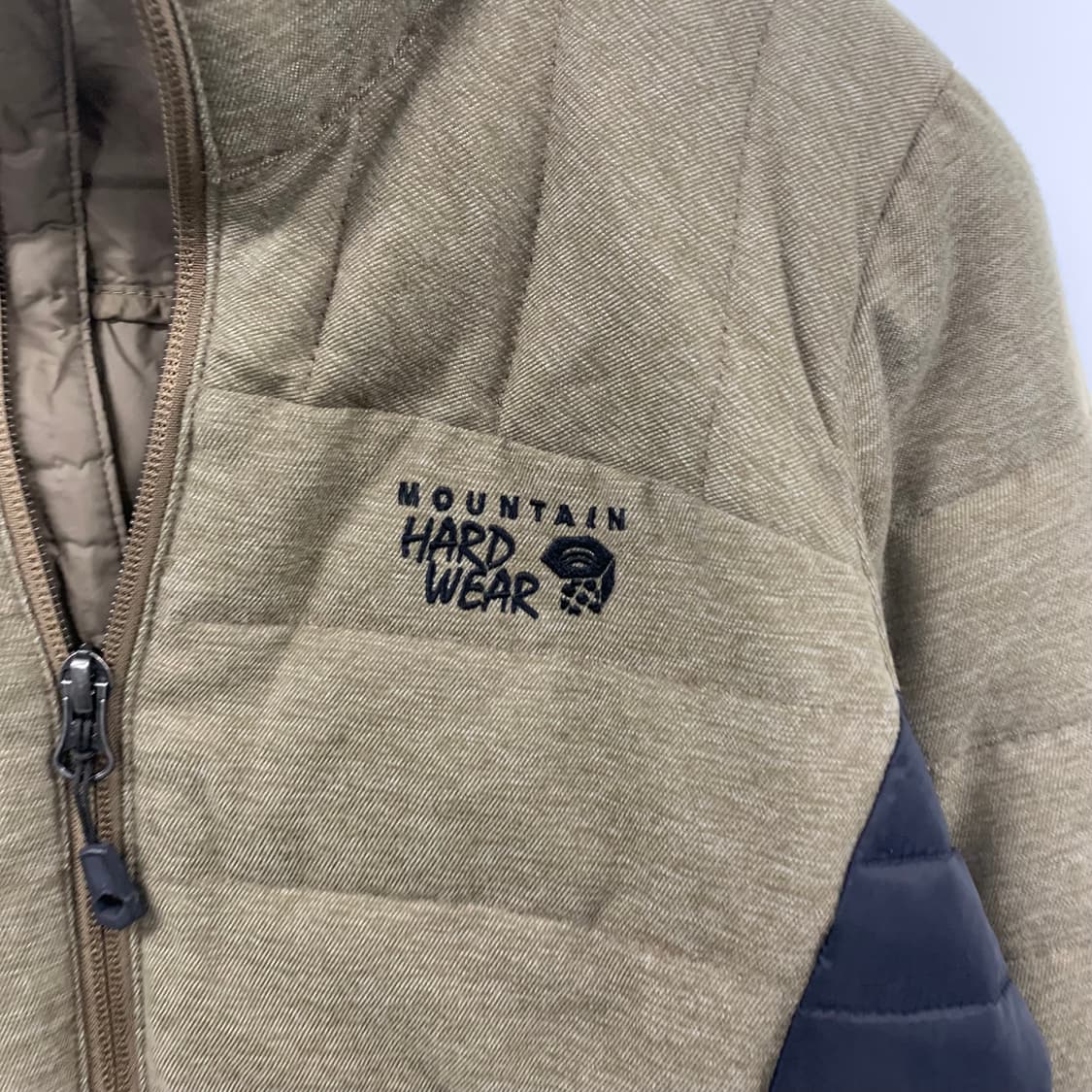마운틴하드웨어 카키 경량 패딩 상품이미지4