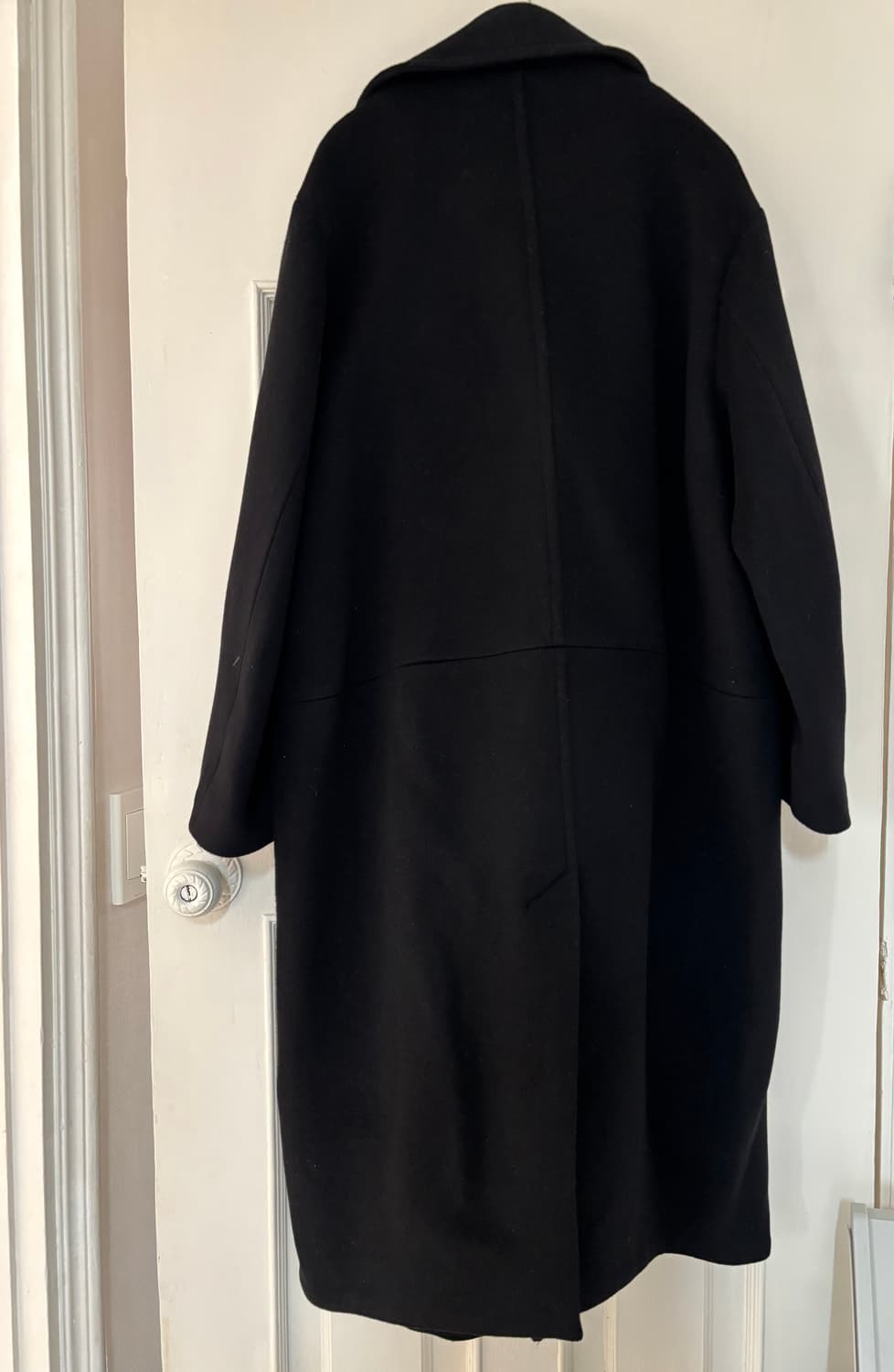 COS 24fw 블랙 오버핏 더블 롱코트 상품이미지3