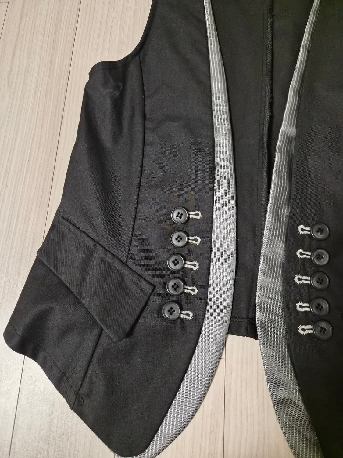 레이어드 필수템! 세련된 스트라이프 배색 블랙 베스트 상품이미지3