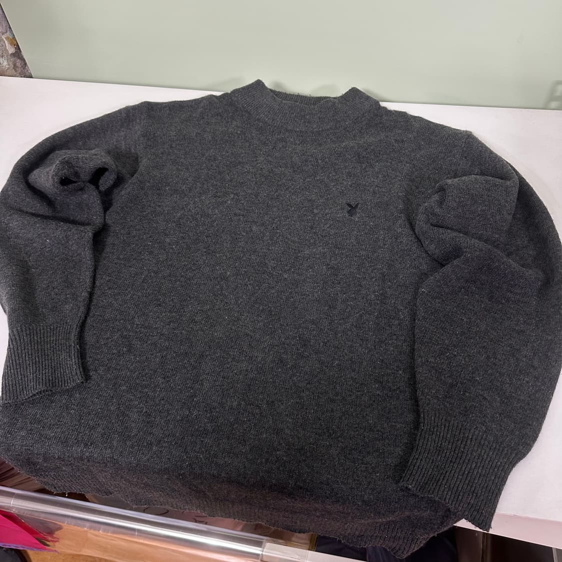 M 플레이보이 차콜 스몰로고 크루넥니트 상품이미지1