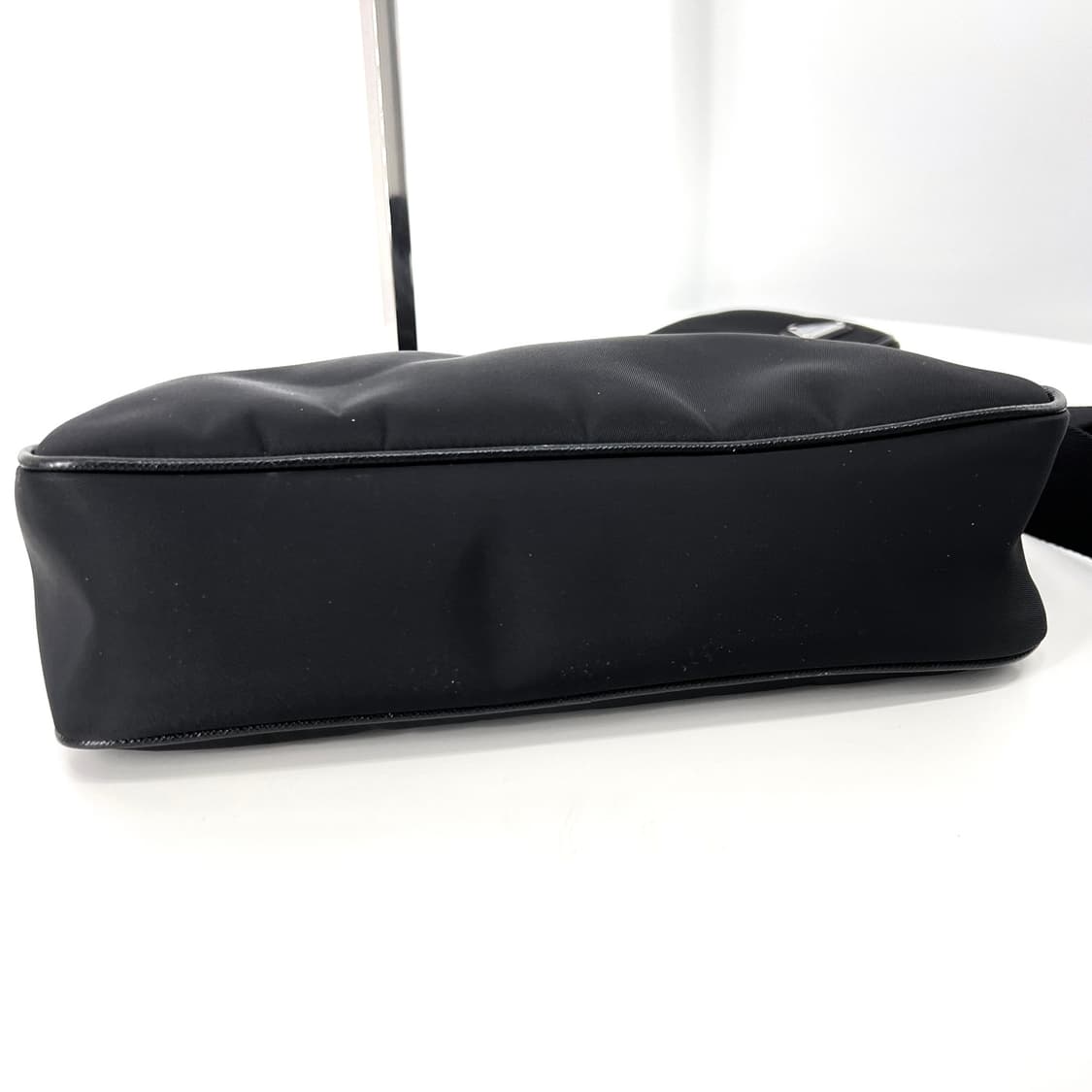 프라다 삼각로고 리나일론 사피아노 크로스백 블랙 (2VH113) 상품이미지9