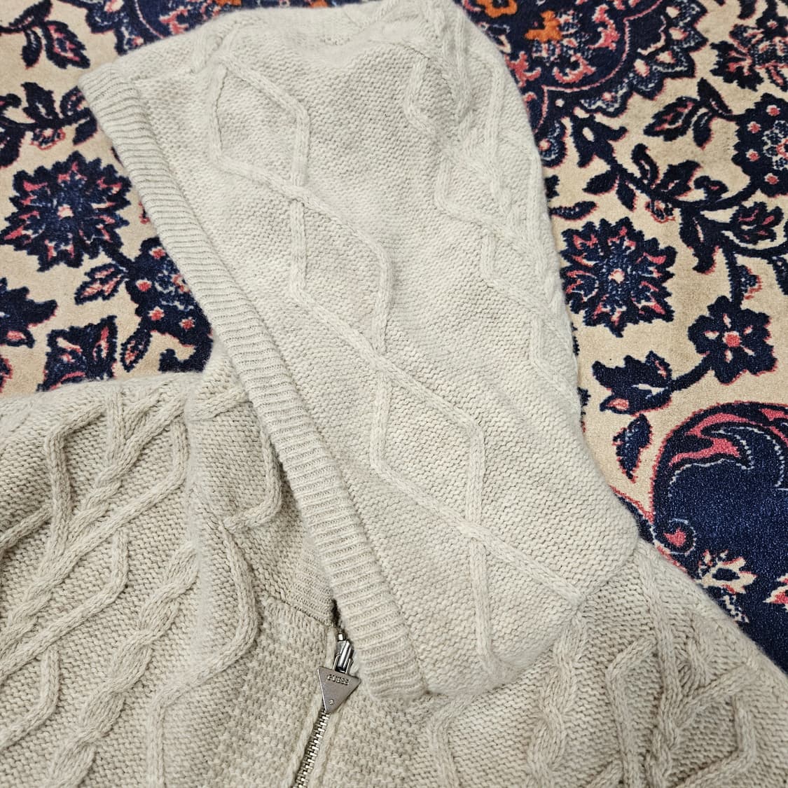 게스(Guess) 20fw 울 혼방 케이블 후드 숏 니트  상품이미지2