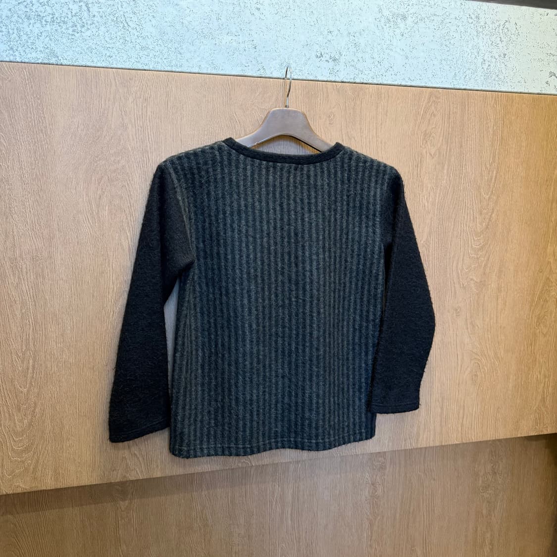 빈티지 라운드넥 긴팔 니트 배색 슬리브 스트라이프 패턴 디테일 차콜 상품이미지2