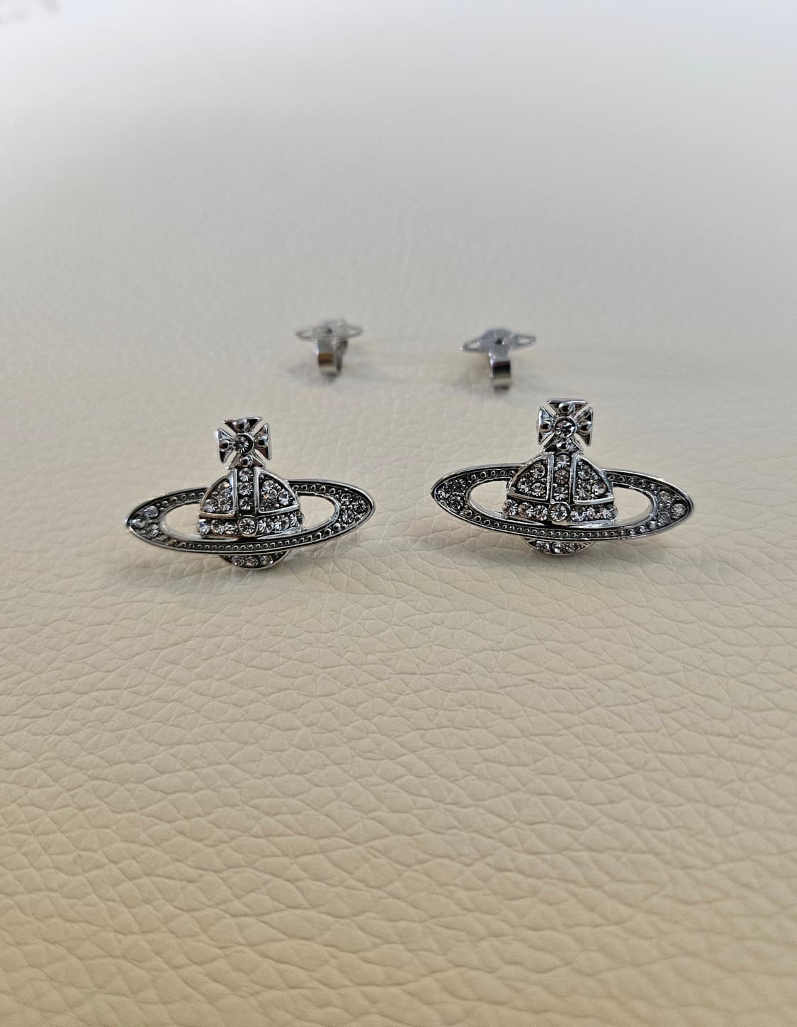 비비안웨스트우드 업사이클링 큐빅  귀걸이 상품이미지3