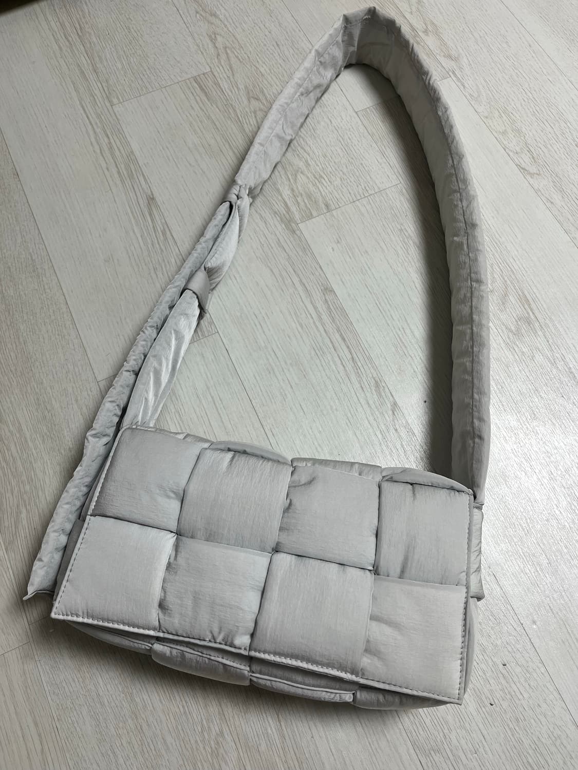 보테가 베네타 / 패딩 카세트 백 / 그레이 / 사이즈 M 상품이미지4