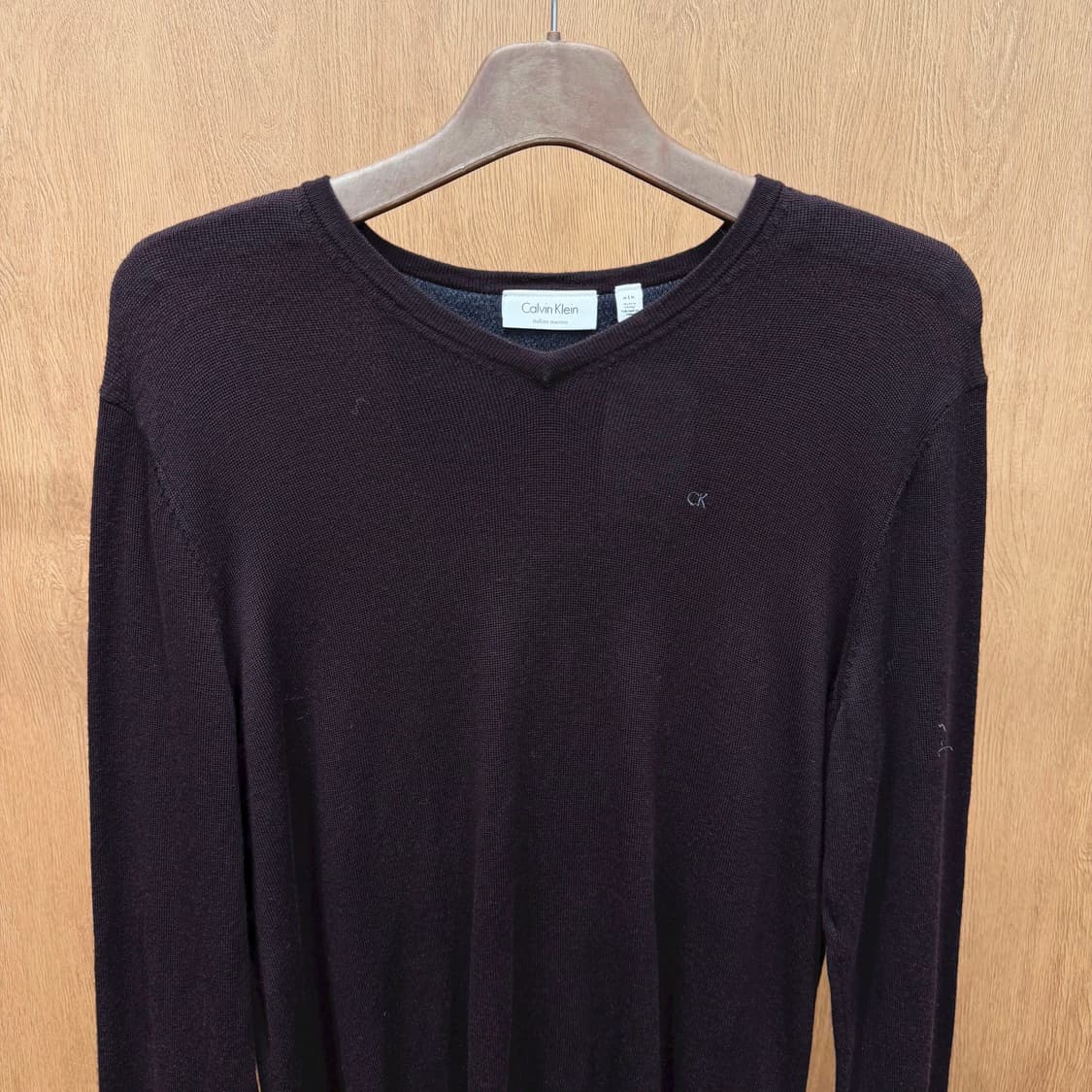 캘빈클라인 브이넥 울 니트 무지 로고 자수 디테일 레귤러핏 와인 상품이미지4