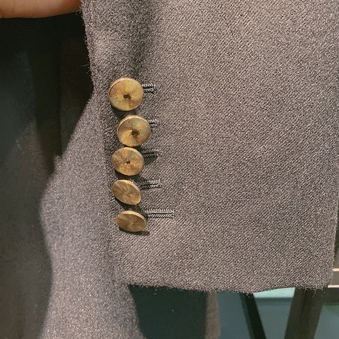 톰포드 여성 블랙 캐시미어 100 골드버튼 자켓 85% 상품이미지4