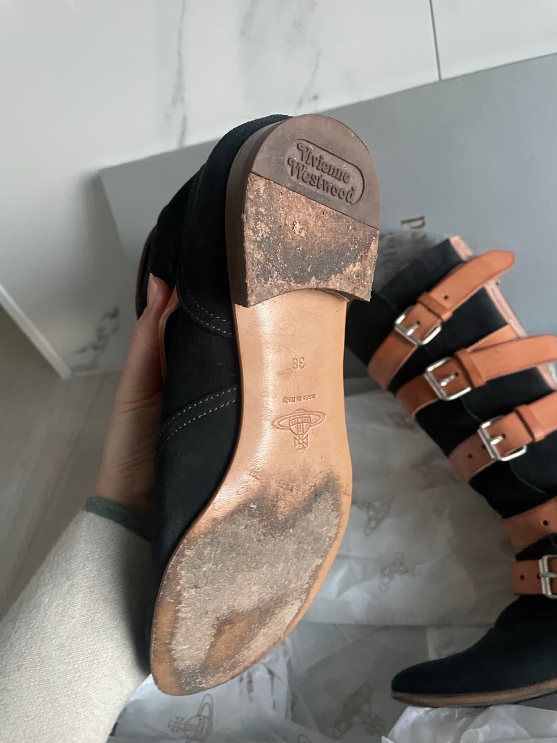 (매장구매) 비비안웨스트 우드 블랙 스웨이드 파일럿부츠 38 상품이미지7