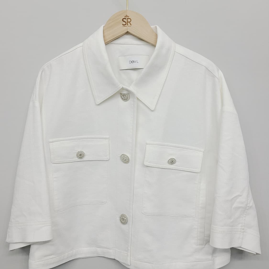 듀엘(DEWL) 화이트 보석 버튼 크롭 자켓 (66) 상품이미지3